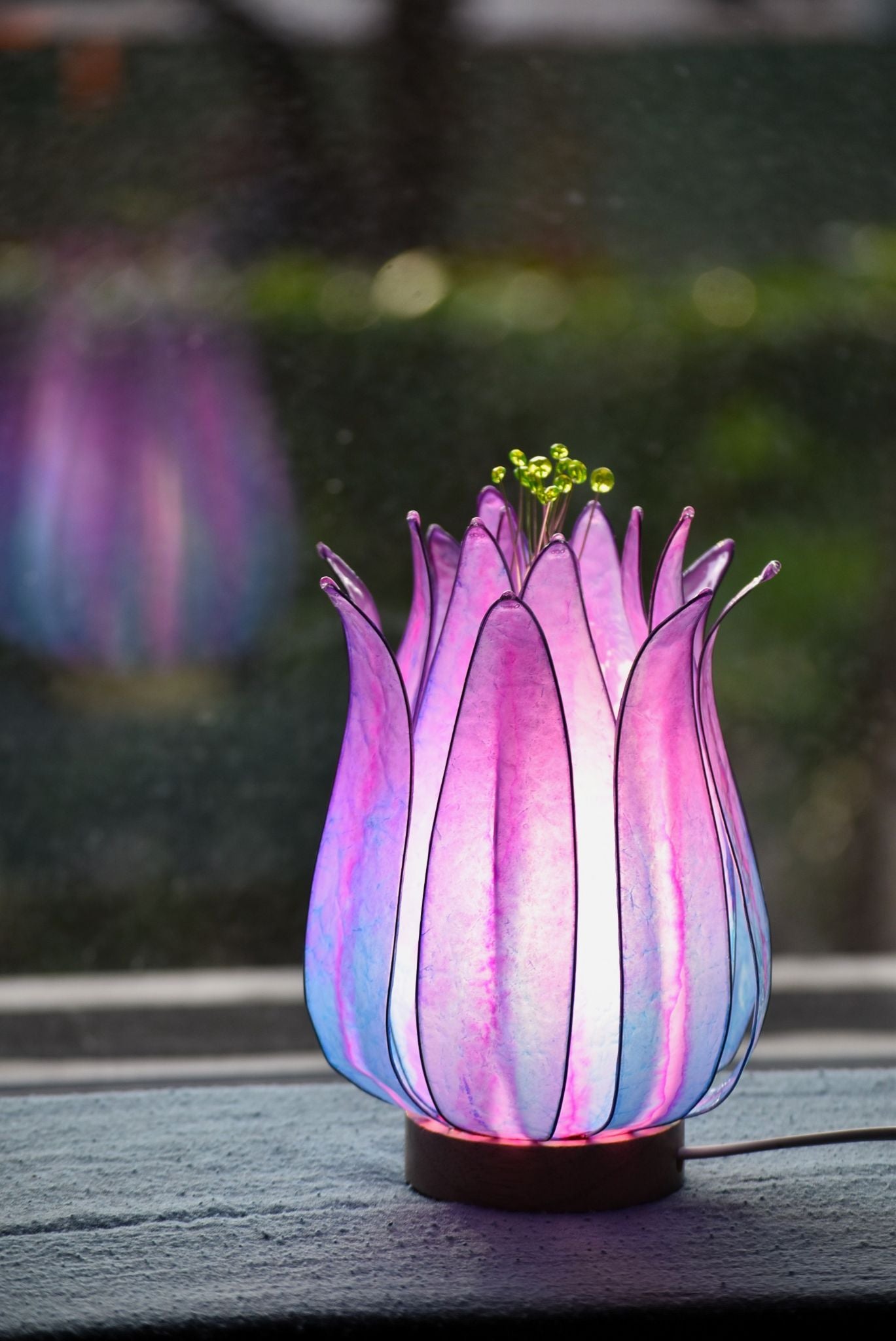 Lampada da tavolo fiore di loto azzurro e rosa in resina fatta a mano. - Fiorediluce