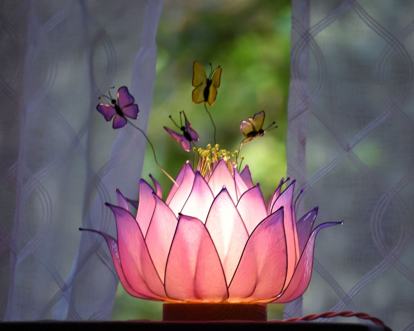 Lampada da tavolo loto rosa con farfalle fatta a mano - Fiorediluce