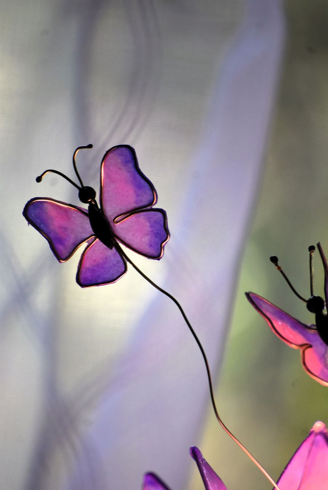 Lampada da tavolo loto rosa con farfalle fatta a mano - Fiorediluce