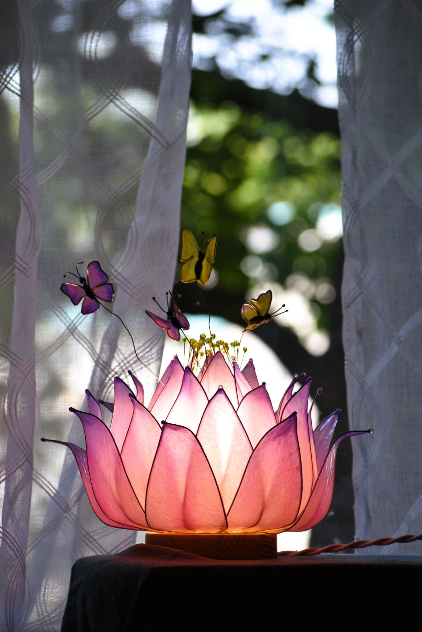 Lampada da tavolo loto rosa con farfalle fatta a mano - Fiorediluce