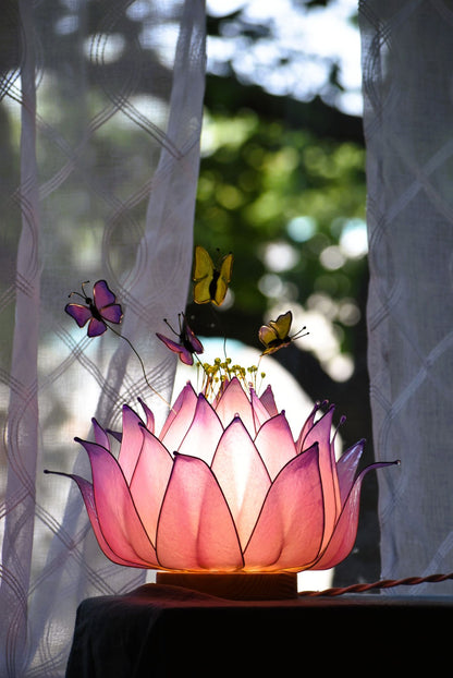Lampada da tavolo loto rosa con farfalle fatta a mano - Fiorediluce