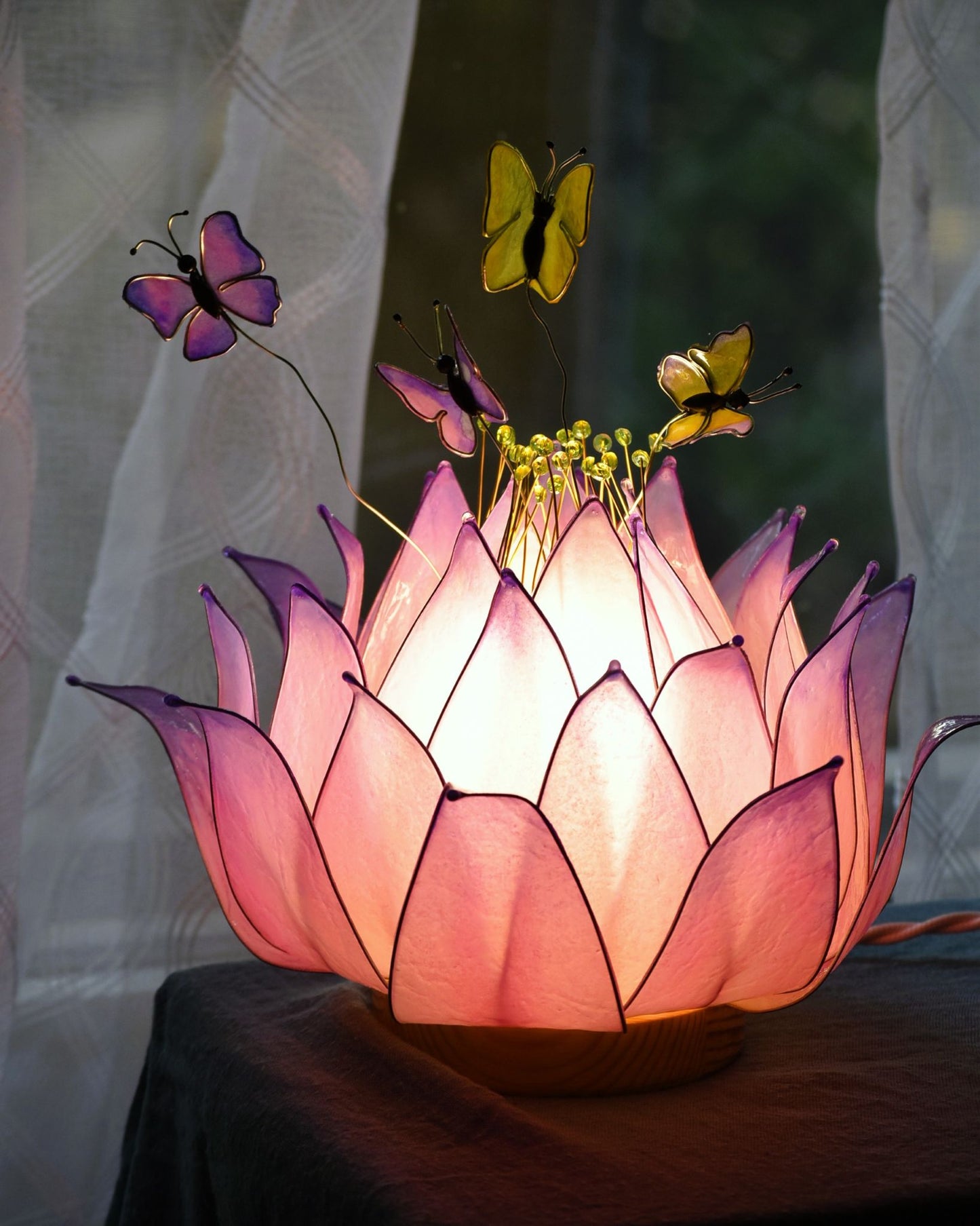 Lampada da tavolo loto rosa con farfalle fatta a mano - Fiorediluce