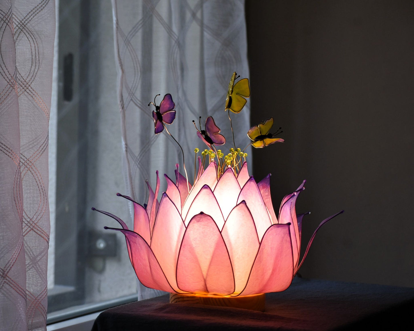 Lampada da tavolo loto rosa con farfalle fatta a mano - Fiorediluce