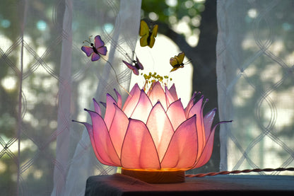 Lampada da tavolo loto rosa con farfalle fatta a mano - Fiorediluce