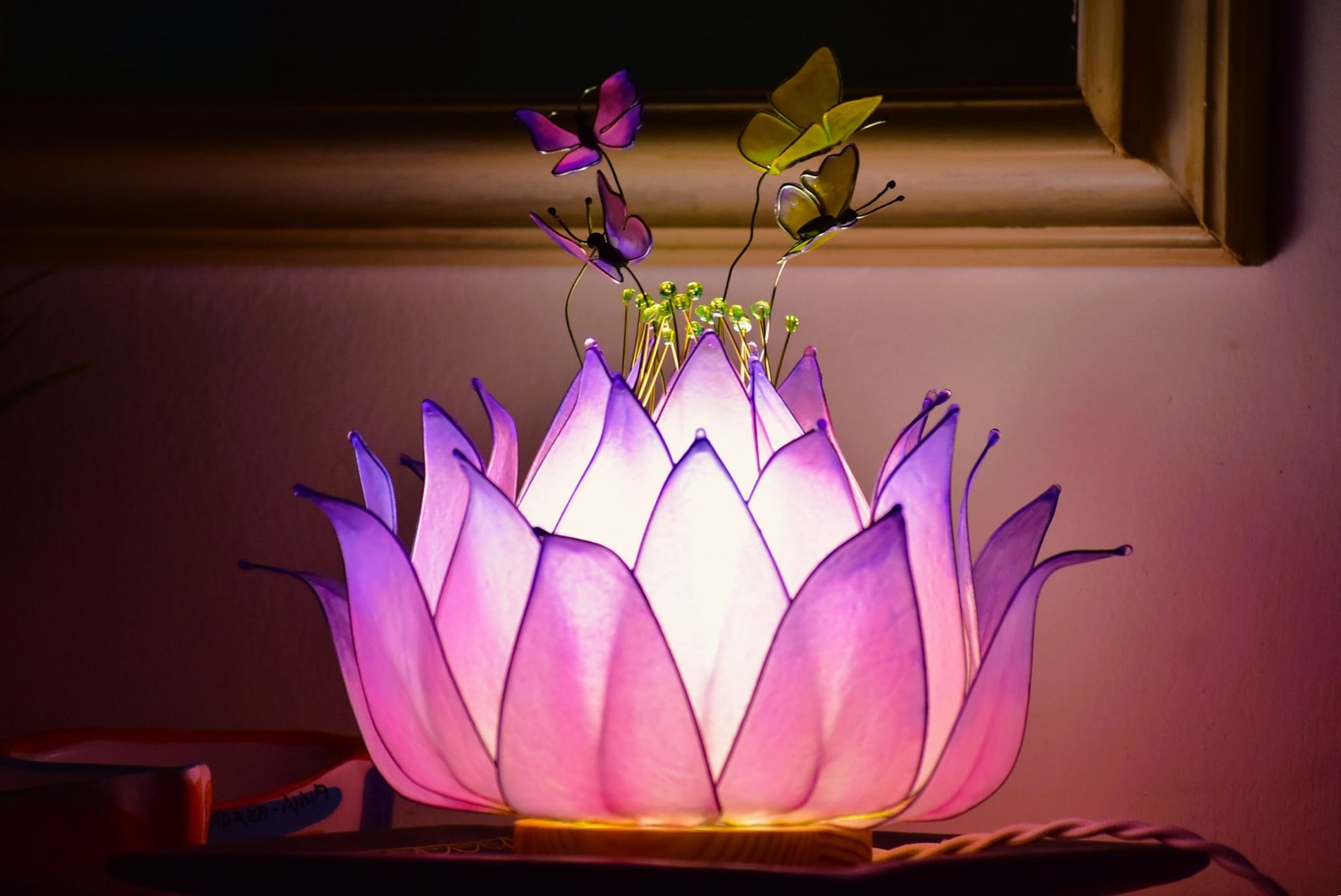 Lampada da tavolo loto rosa con farfalle fatta a mano - Fiorediluce