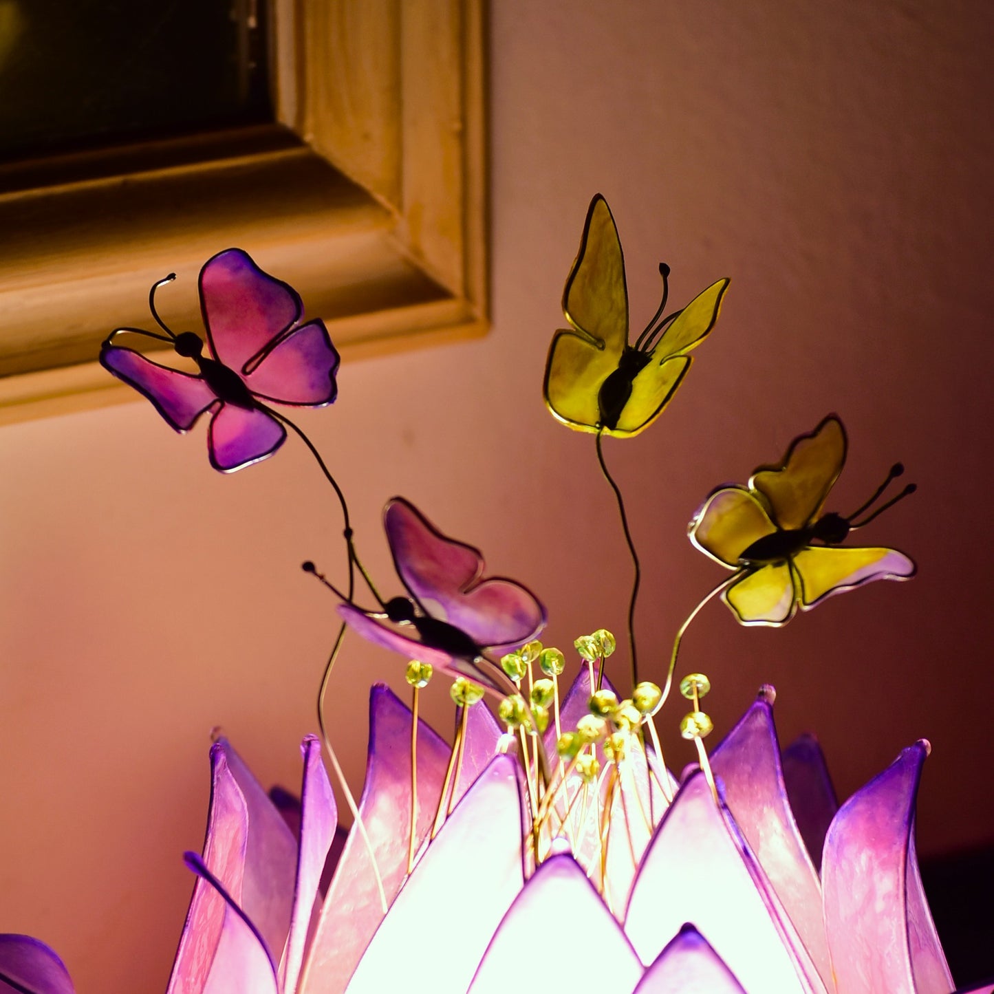 Lampada da tavolo loto rosa con farfalle fatta a mano - Fiorediluce
