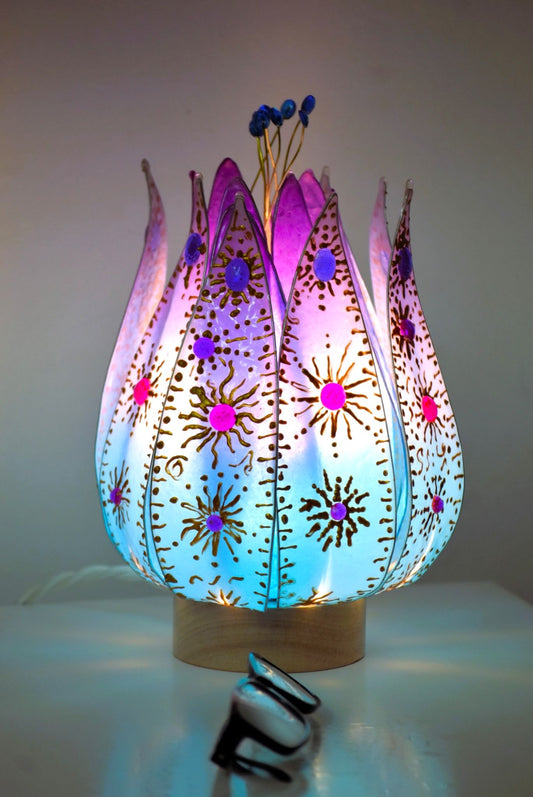 Lampada da tavolo loto azzurro lilla decorato con soli - Fiorediluce
