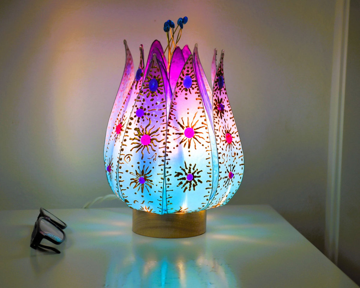 Lampada da tavolo loto azzurro lilla decorato con soli - Fiorediluce