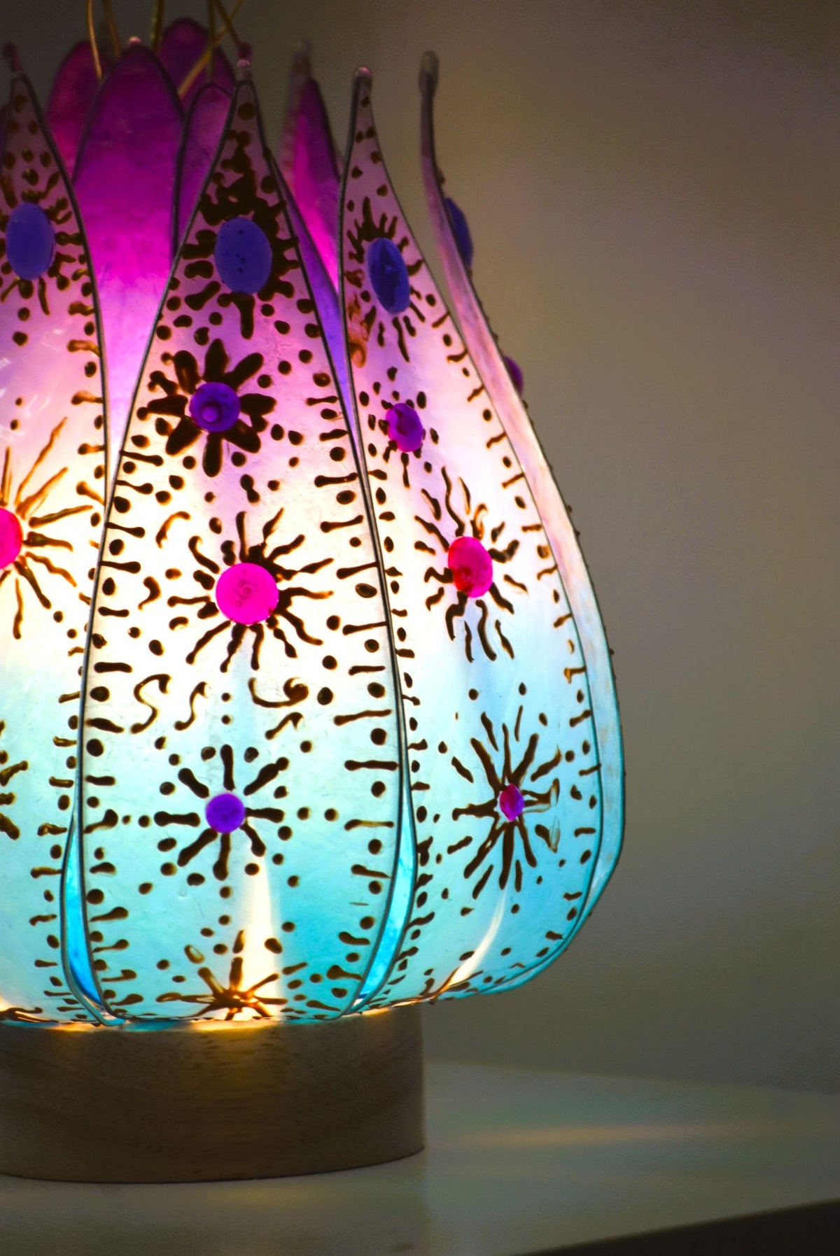 Lampada da tavolo loto azzurro lilla decorato con soli - Fiorediluce