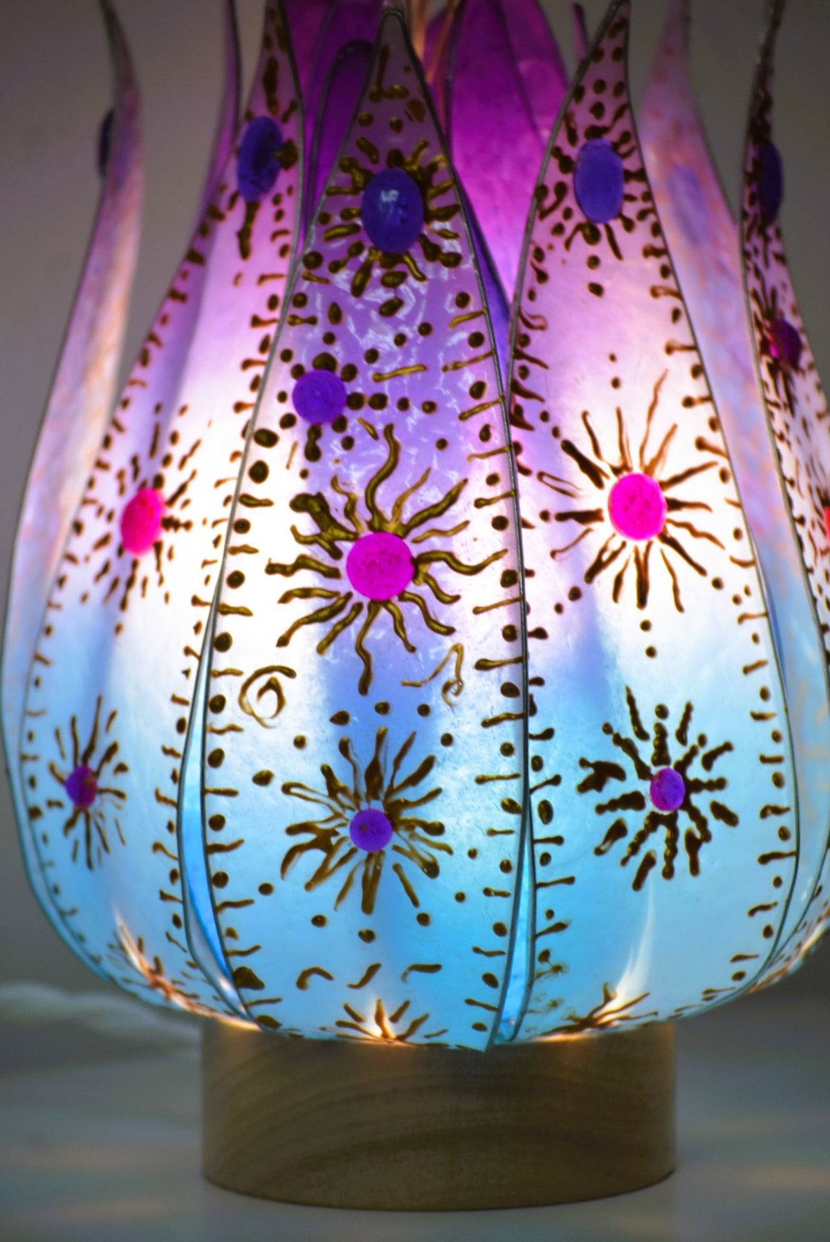 Lampada da tavolo loto azzurro lilla decorato con soli - Fiorediluce