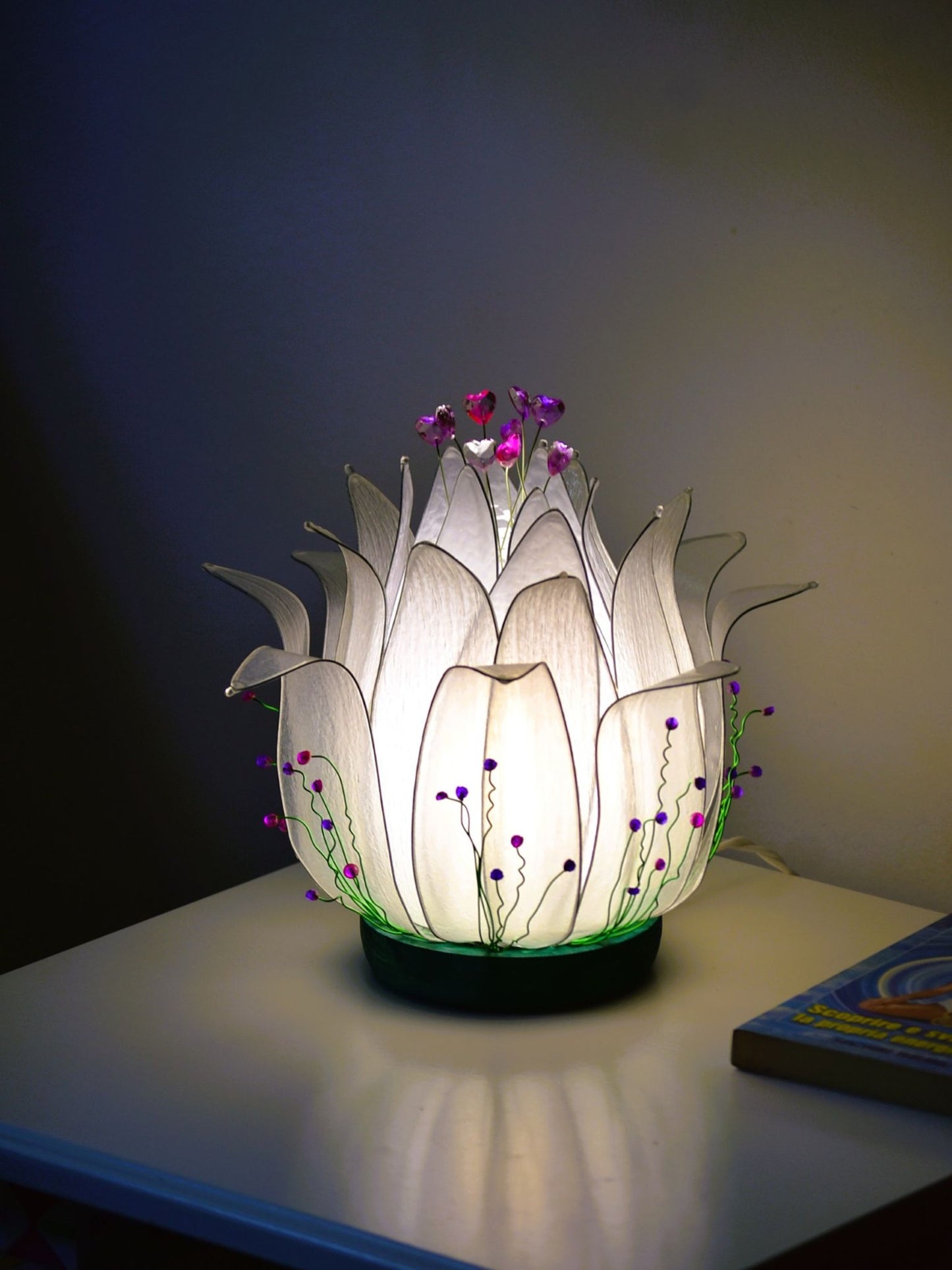 lampada da tavolo a forma di fiore di loto bianco fatta a mano - Fiorediluce