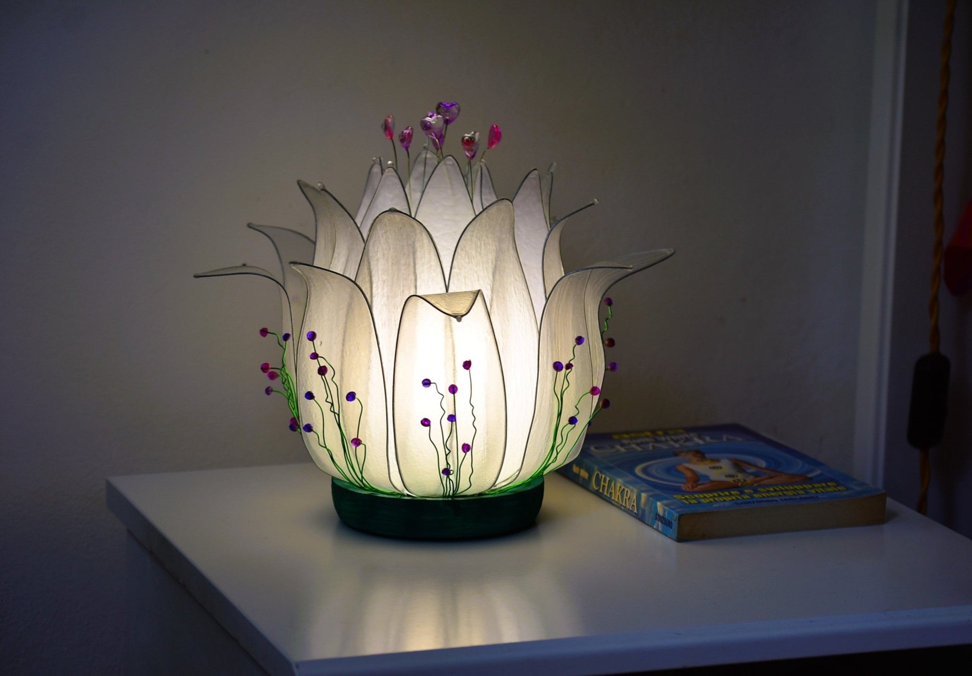 lampada da tavolo a forma di fiore di loto bianco fatta a mano - Fiorediluce