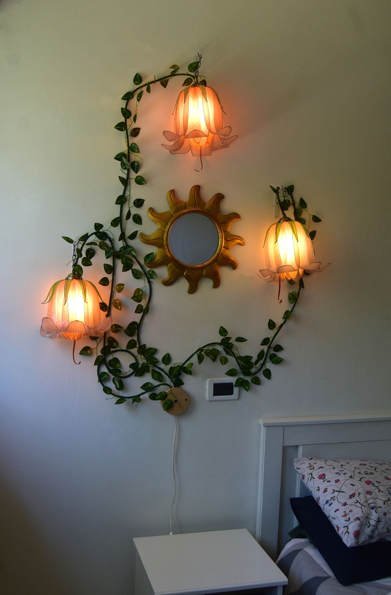 Lampada da muro 3 luci floreali rampicanti beige in resina - Fiorediluce