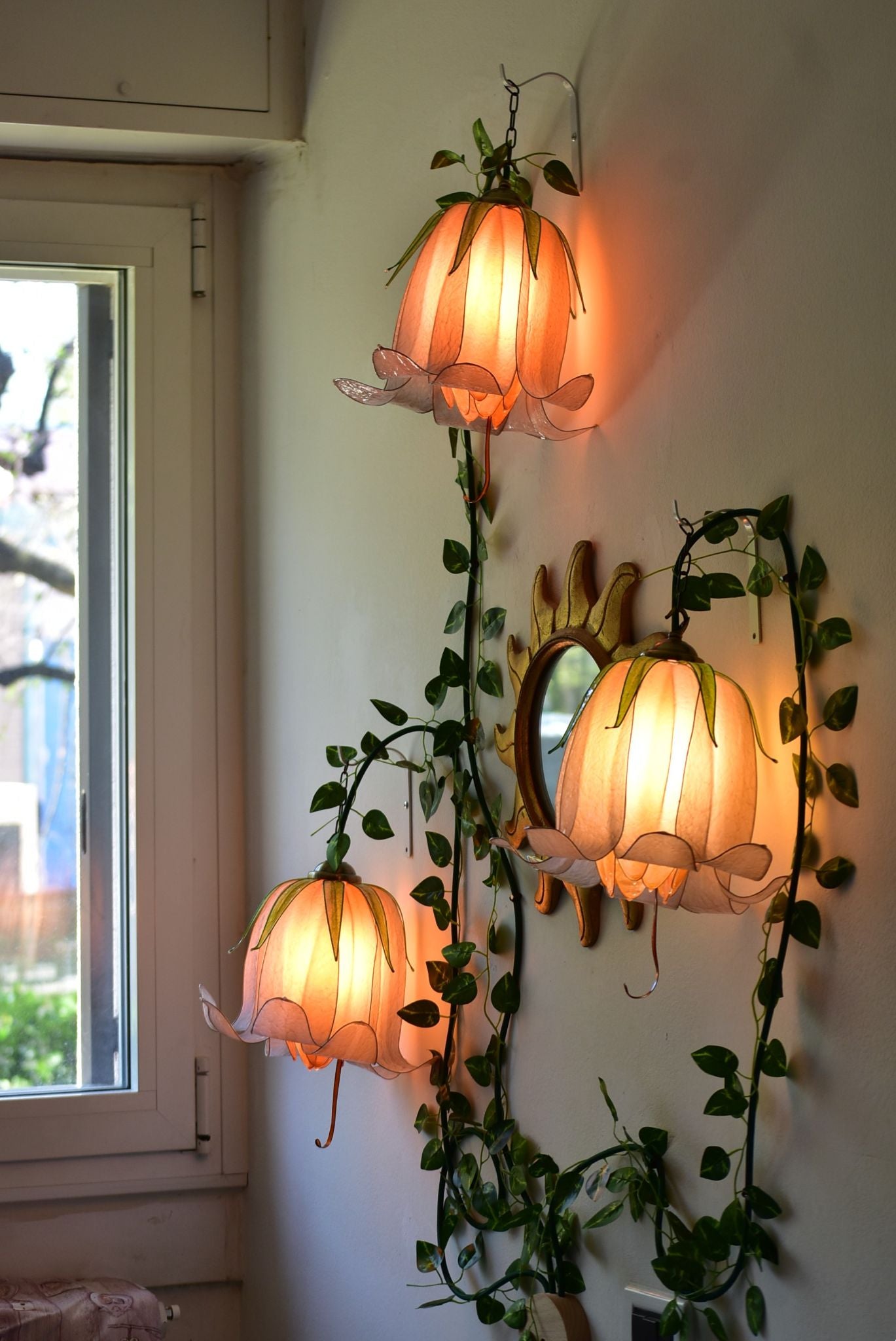 Lampada da muro 3 luci floreali rampicanti beige in resina - Fiorediluce