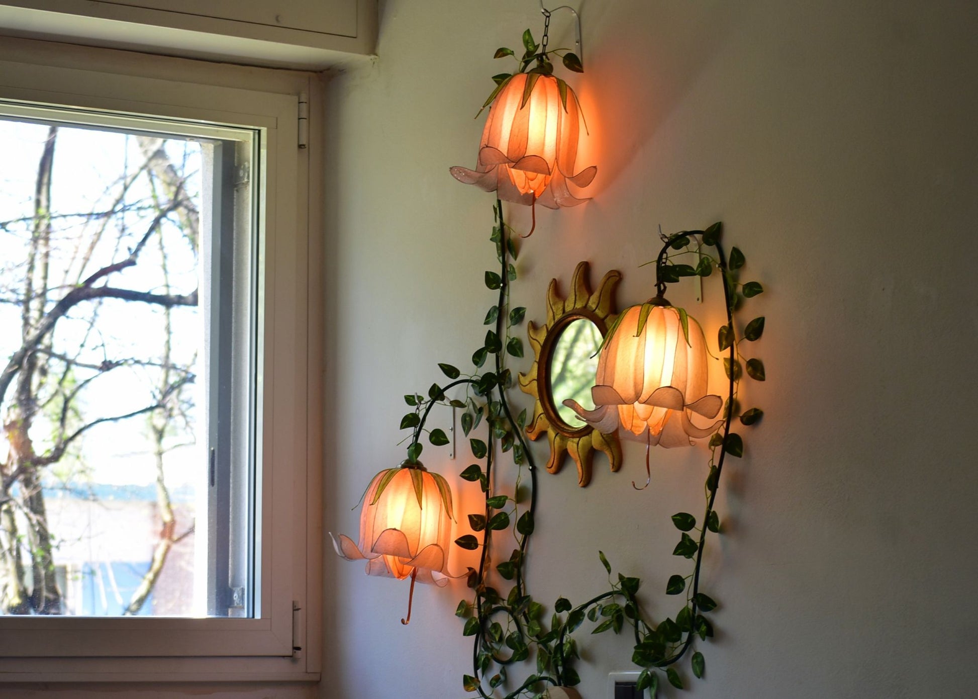 Lampada da muro 3 luci floreali rampicanti beige in resina - Fiorediluce