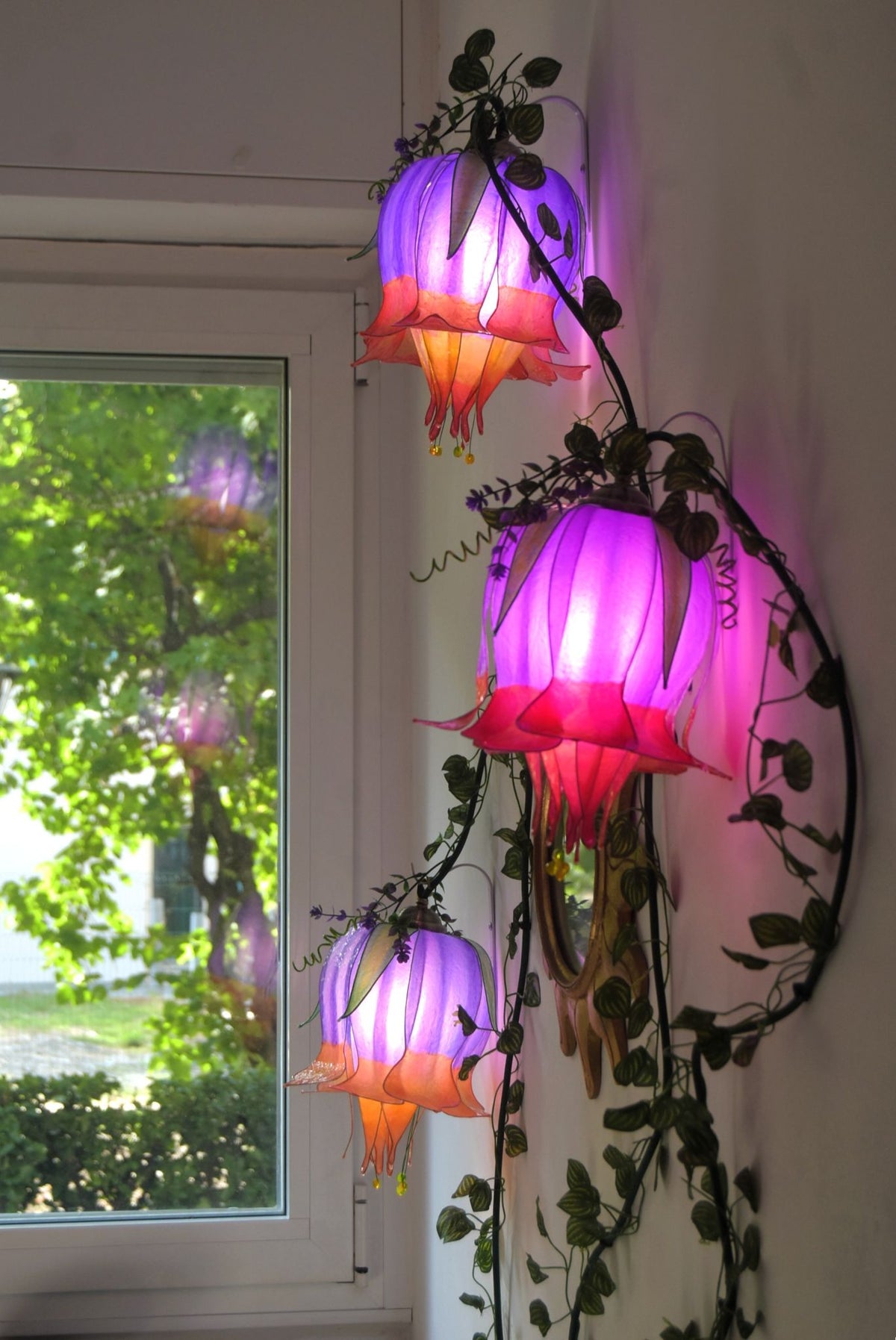 Lampada da muro 3 fiori rampicanti arancio viola fucsia, pronta per la spedizione - Fiorediluce