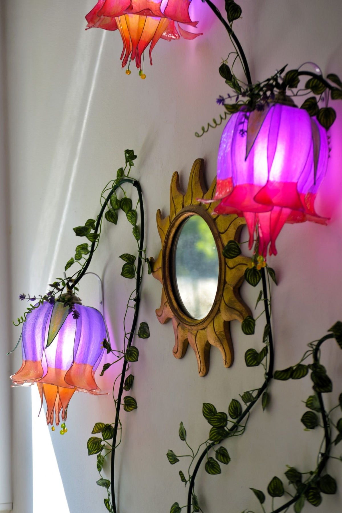 Lampada da muro 3 fiori rampicanti arancio viola fucsia, pronta per la spedizione - Fiorediluce