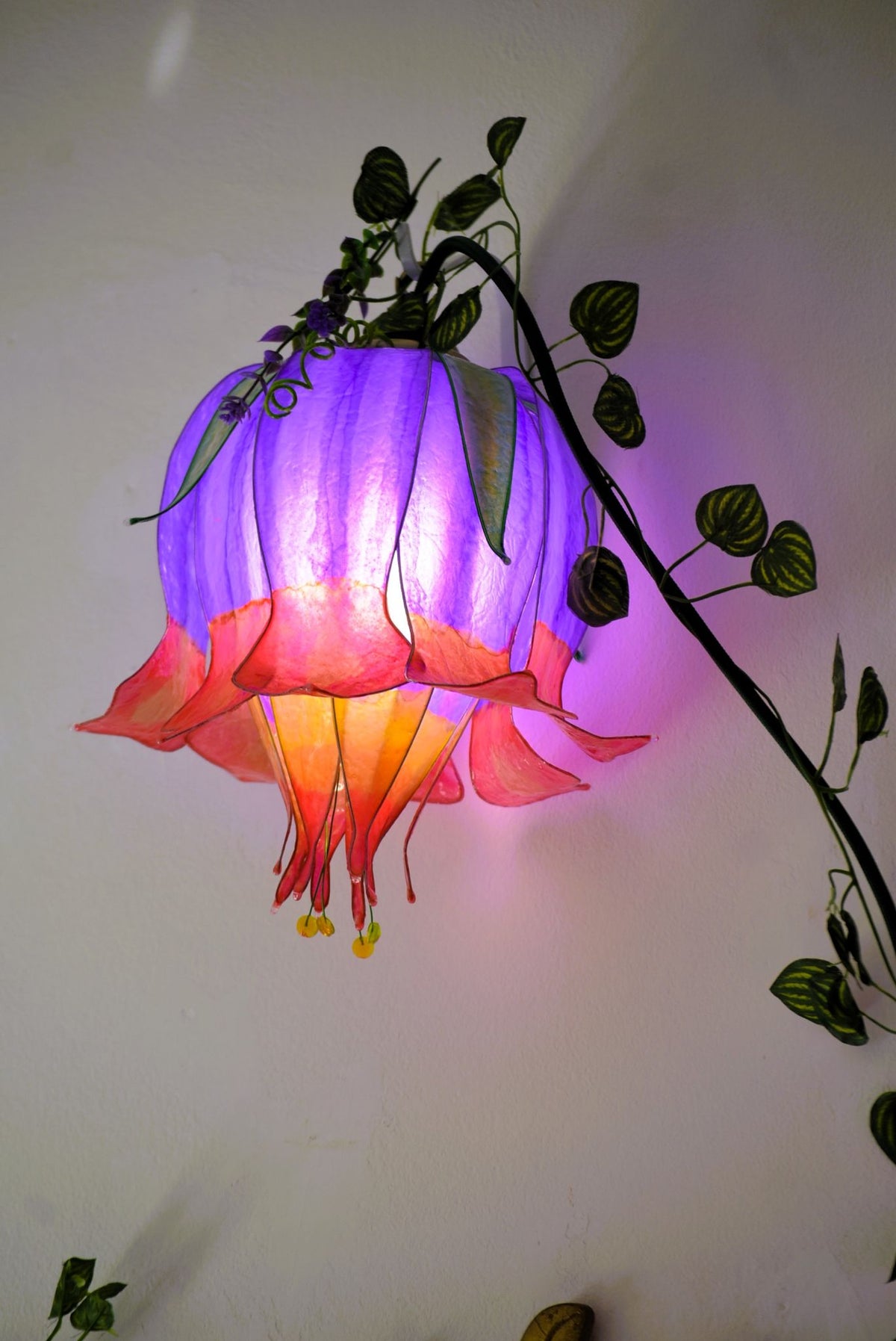 Lampada da muro 3 fiori rampicanti arancio viola fucsia, pronta per la spedizione - Fiorediluce