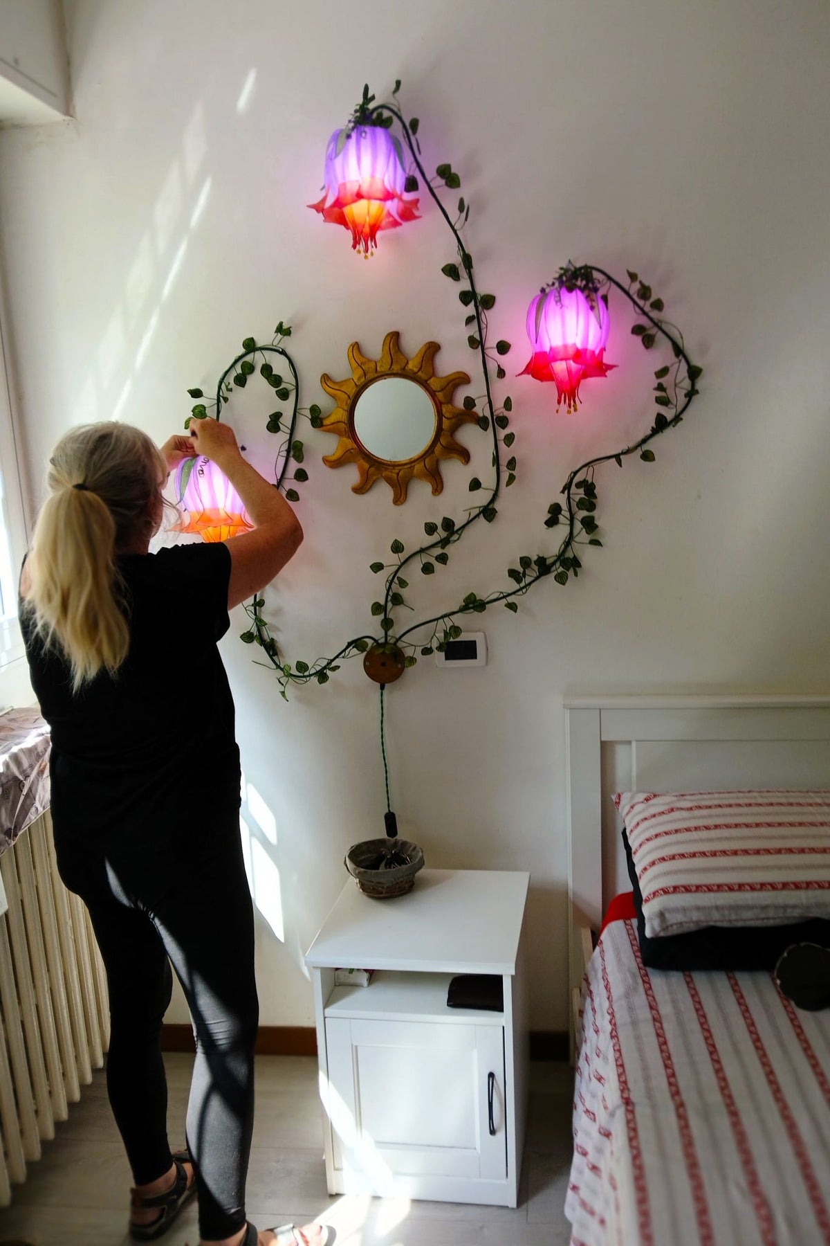 Lampada da muro 3 fiori rampicanti arancio viola fucsia, pronta per la spedizione - Fiorediluce