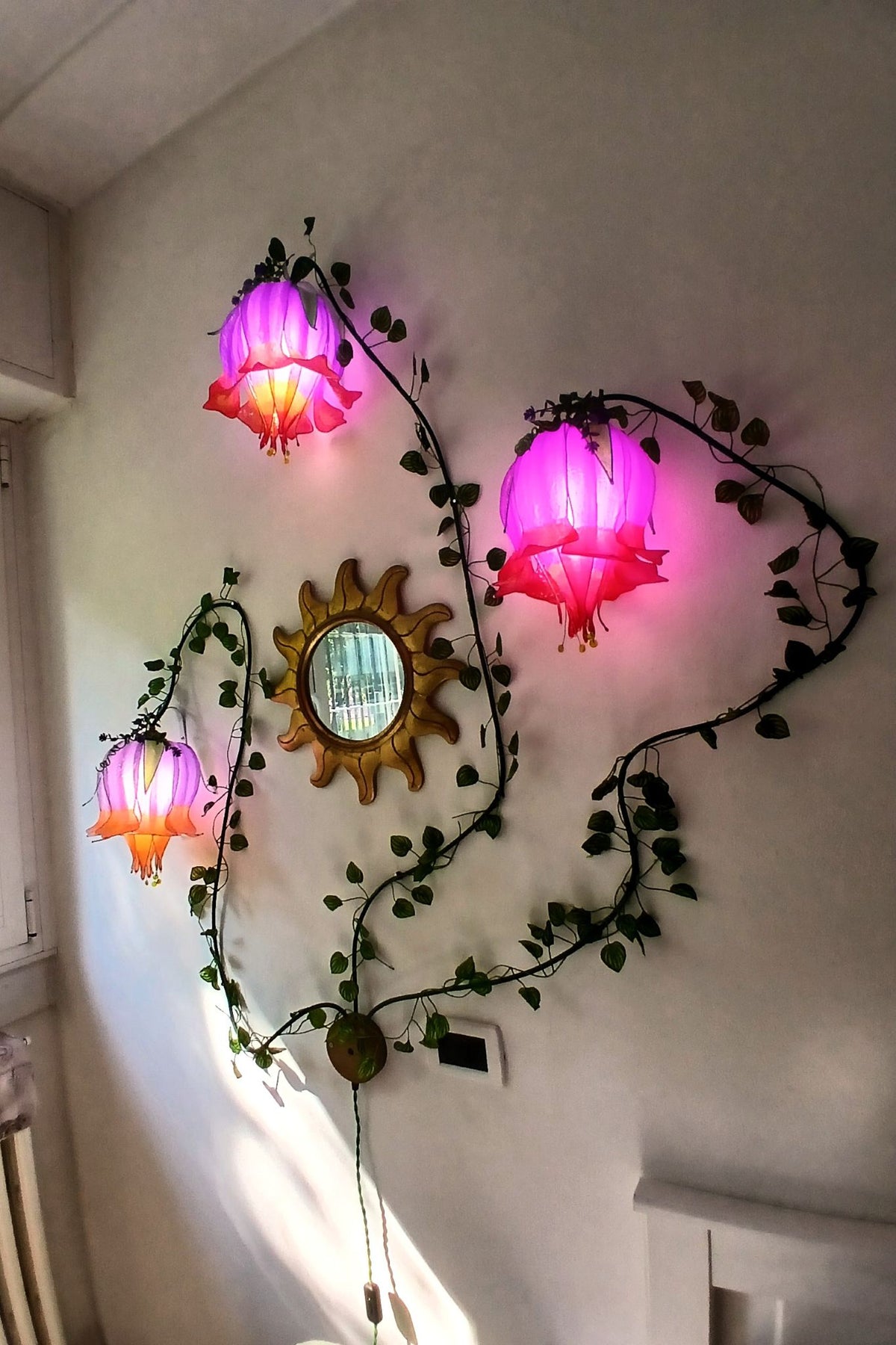 Lampada da muro 3 fiori rampicanti arancio viola fucsia, pronta per la spedizione - Fiorediluce