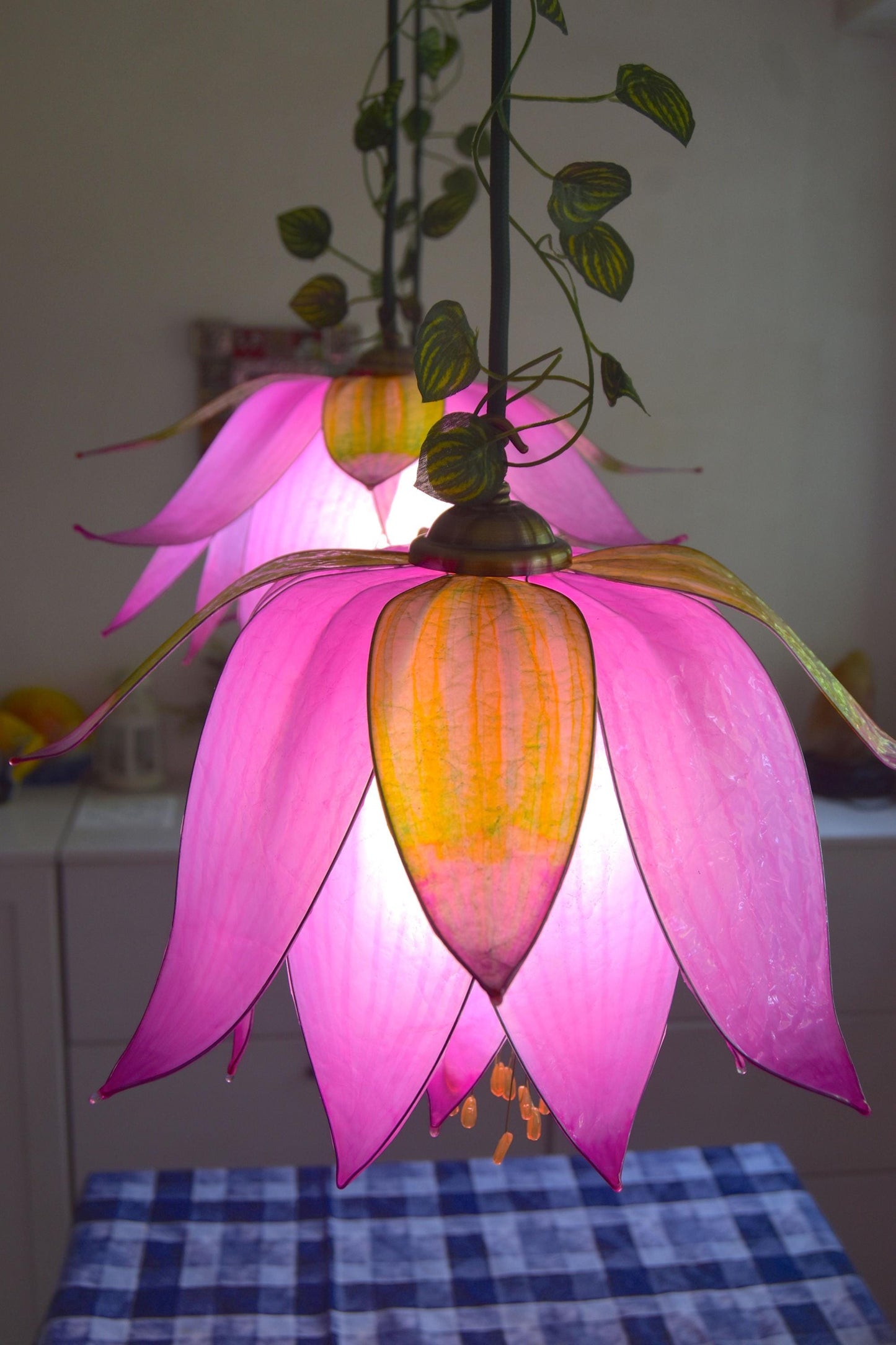 lampada sospensione 3 luci in resina a forma fiore rosa per ambiente romantico