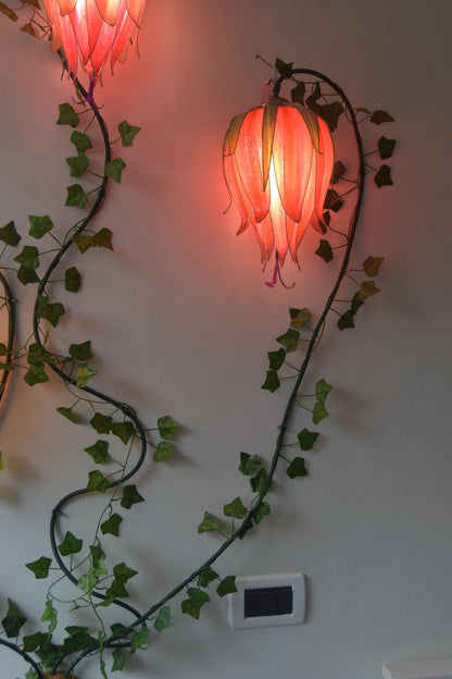 lampada da parete 3 fiori rampicanti arancioni in resina su ordinazione, pezzo unico fatto dipinto a mano - Fiorediluce
