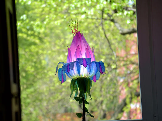 lampada a stelo con paralume in resina: forma di fiore colorato per arredamento ispirato alla natura