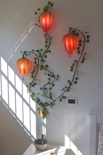 lampada da parete 3 fiori rampicanti arancioni in resina su ordinazione, pezzo unico fatto dipinto a mano - Fiorediluce