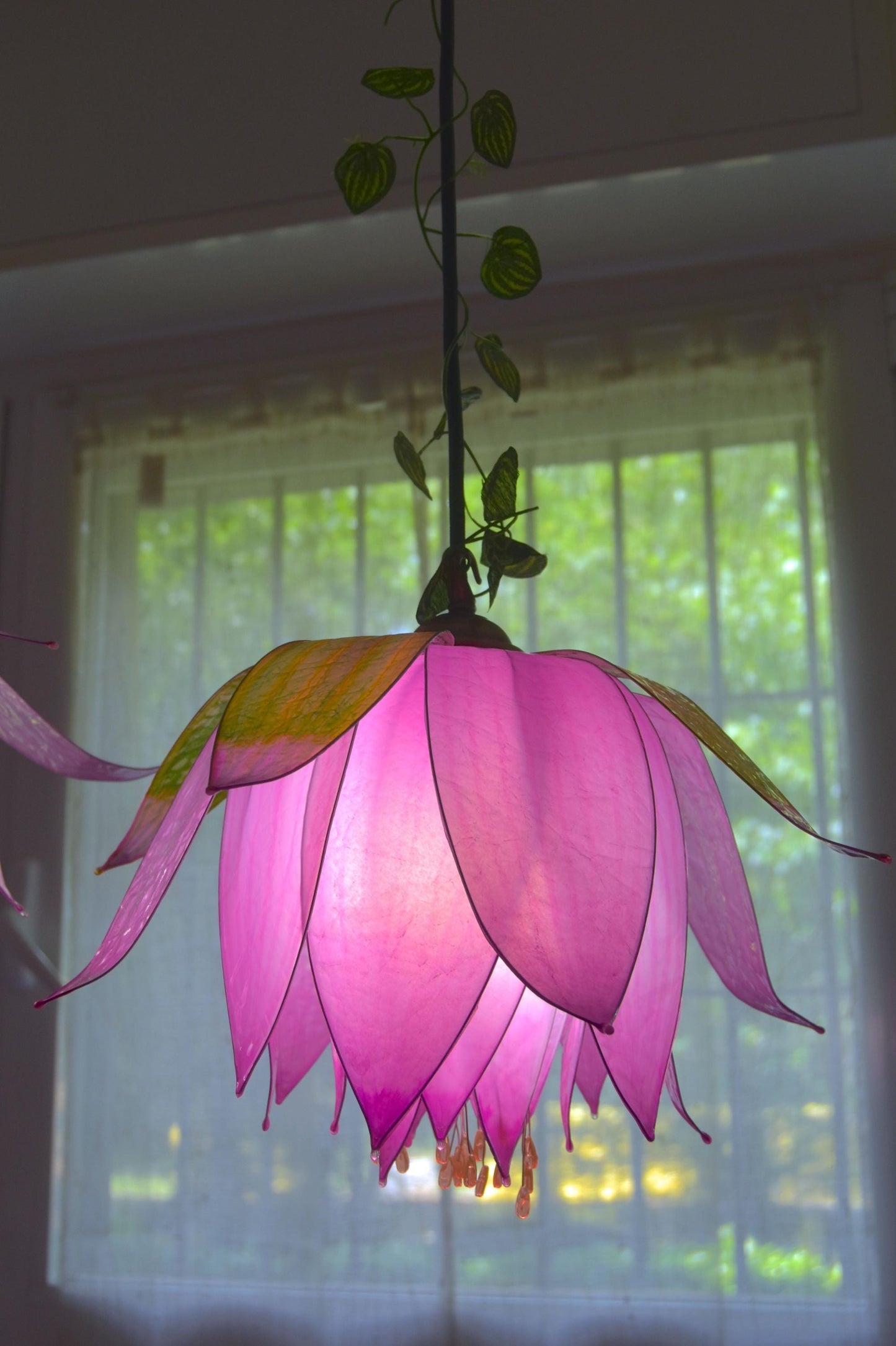 lampada sospensione 3 luci in resina a forma fiore rosa per ambiente romantico