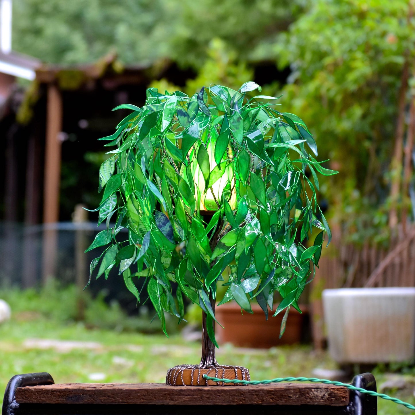 Lampada a forma di albero di salice verde in resina fatta a mano