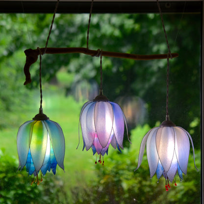 lampada a sospensione 3 luci forma di fiori in resina: ambiente romantico floreale - Fiorediluce