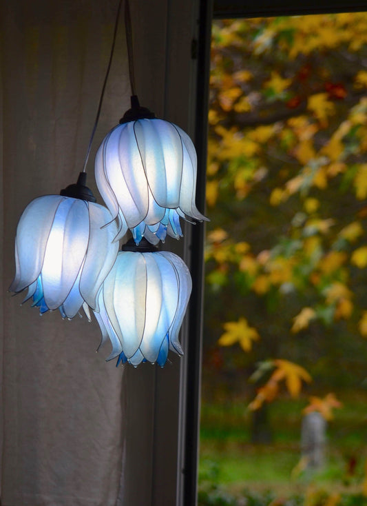 lampada a sospensione 3 luci forma di fiori in resina: ambiente romantico floreale - Fiorediluce
