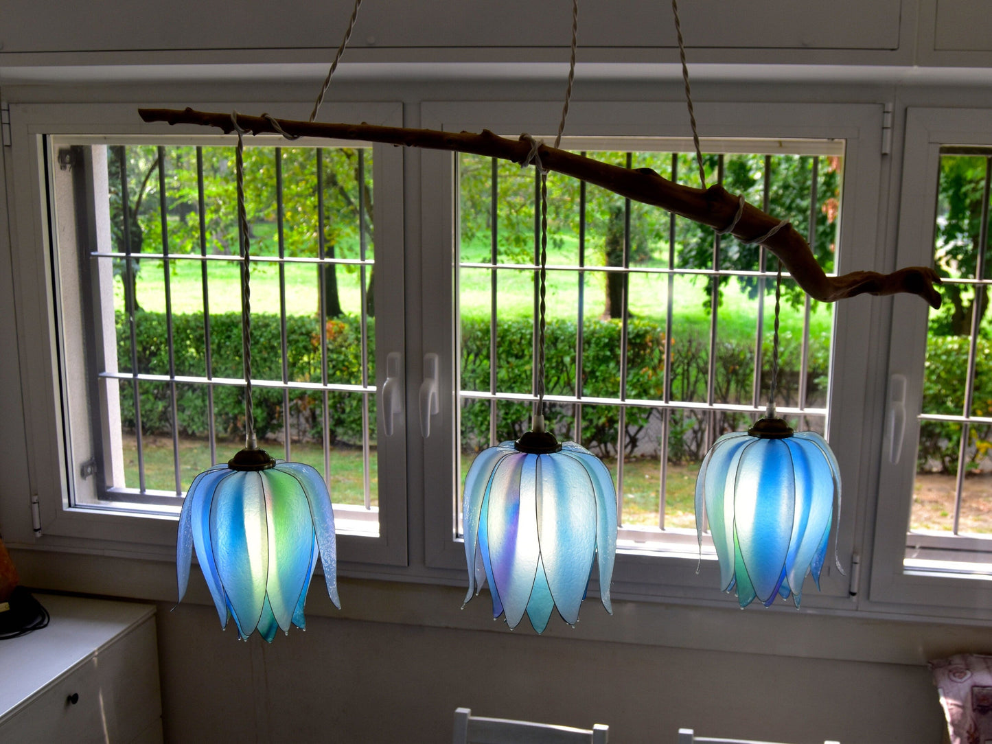 lampada a sospensione 3 luci forma di fiori in resina: ambiente romantico floreale - Fiorediluce