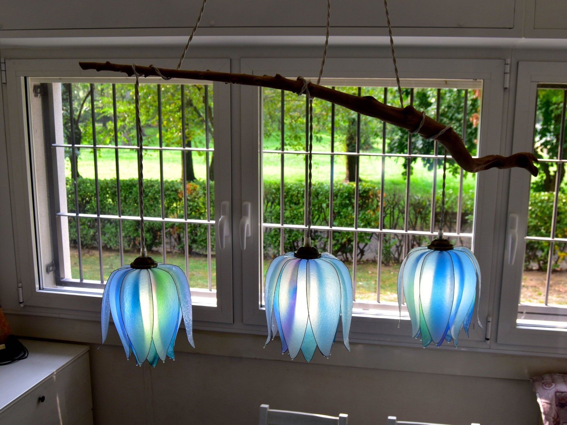 lampada a sospensione 3 luci forma di fiori in resina: ambiente romantico floreale - Fiorediluce