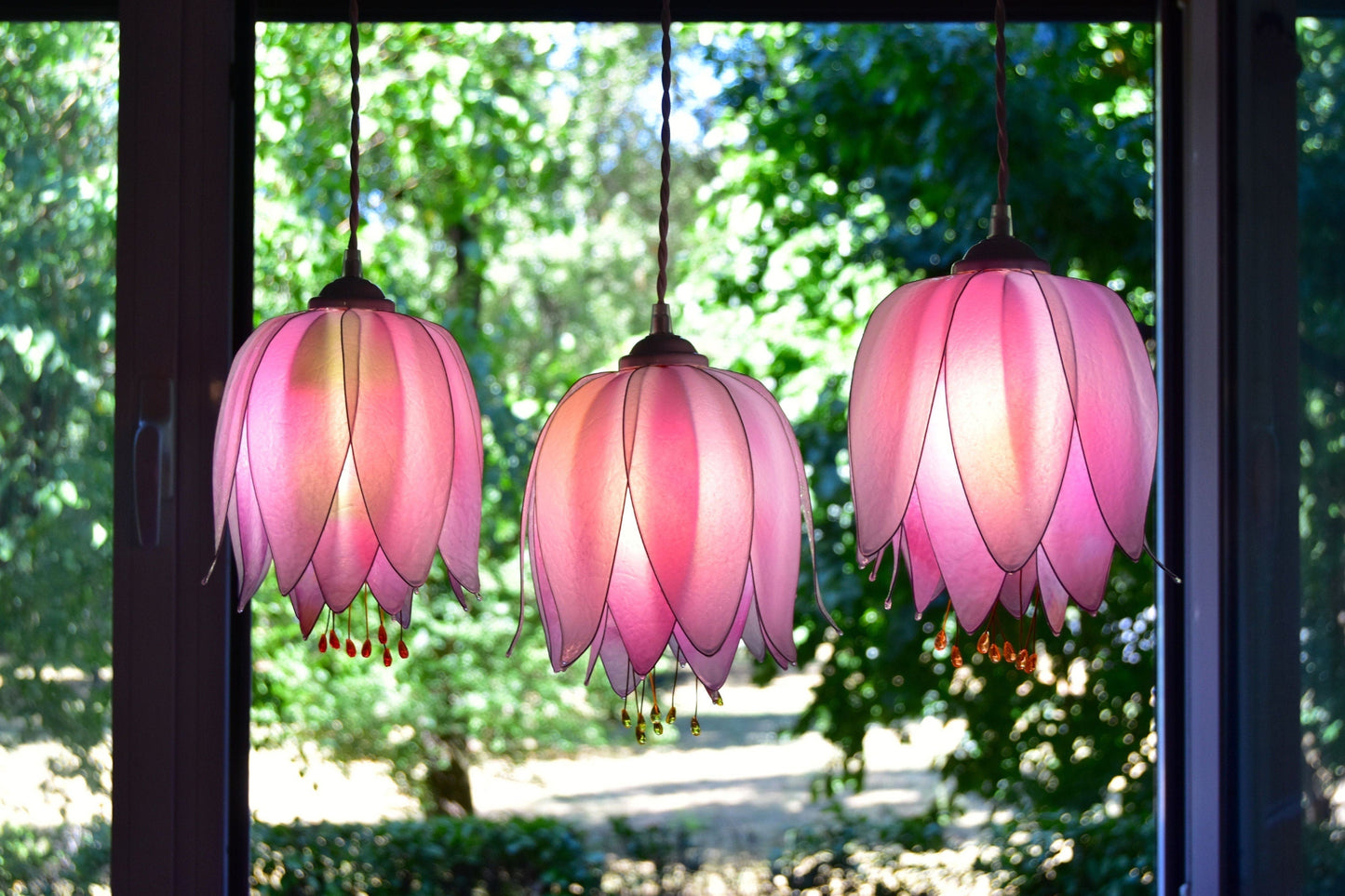 lampada a sospensione 3 luci forma di fiori in resina: ambiente romantico floreale - Fiorediluce
