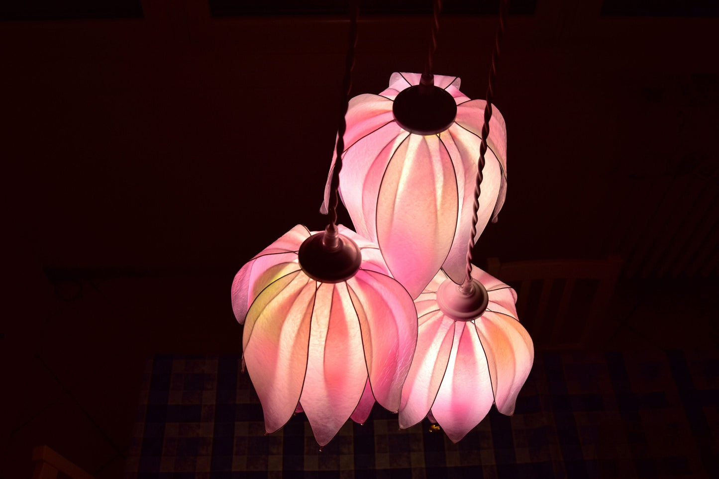 lampada a sospensione 3 luci forma di fiori in resina: ambiente romantico floreale - Fiorediluce
