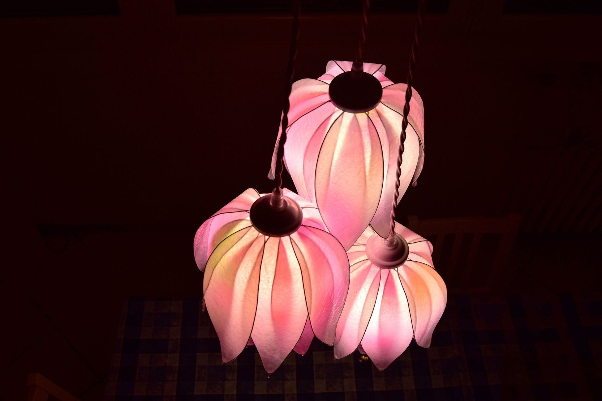 lampada a sospensione 3 luci forma di fiori in resina: ambiente romantico floreale - Fiorediluce