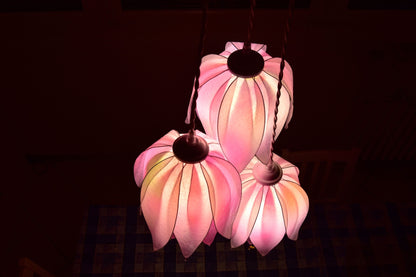 lampada a sospensione 3 luci forma di fiori in resina: ambiente romantico floreale - Fiorediluce