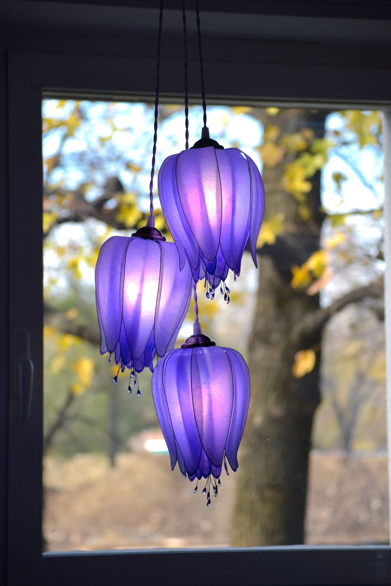 lampada a sospensione 3 luci forma di fiori in resina: ambiente romantico floreale - Fiorediluce
