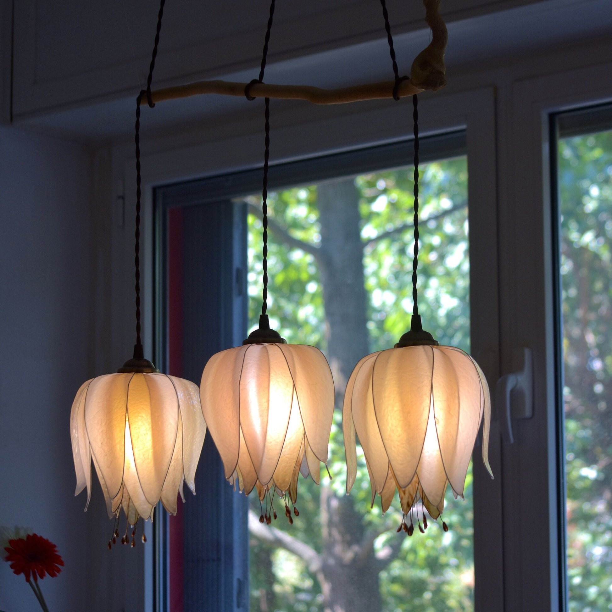 lampada a sospensione 3 luci forma di fiori in resina: ambiente romantico floreale - Fiorediluce