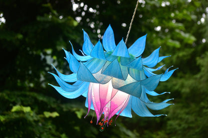 lampada a sospensione: fiore blu e rosa in resina pezzo unico fatto e dipinto a mano - Fiorediluce