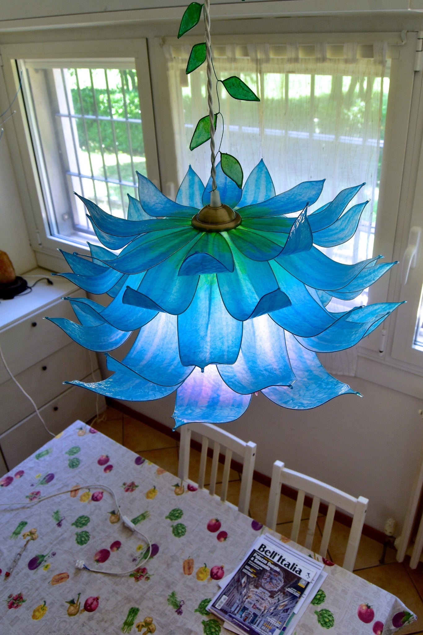 lampada a sospensione: fiore blu e rosa in resina pezzo unico fatto e dipinto a mano - Fiorediluce