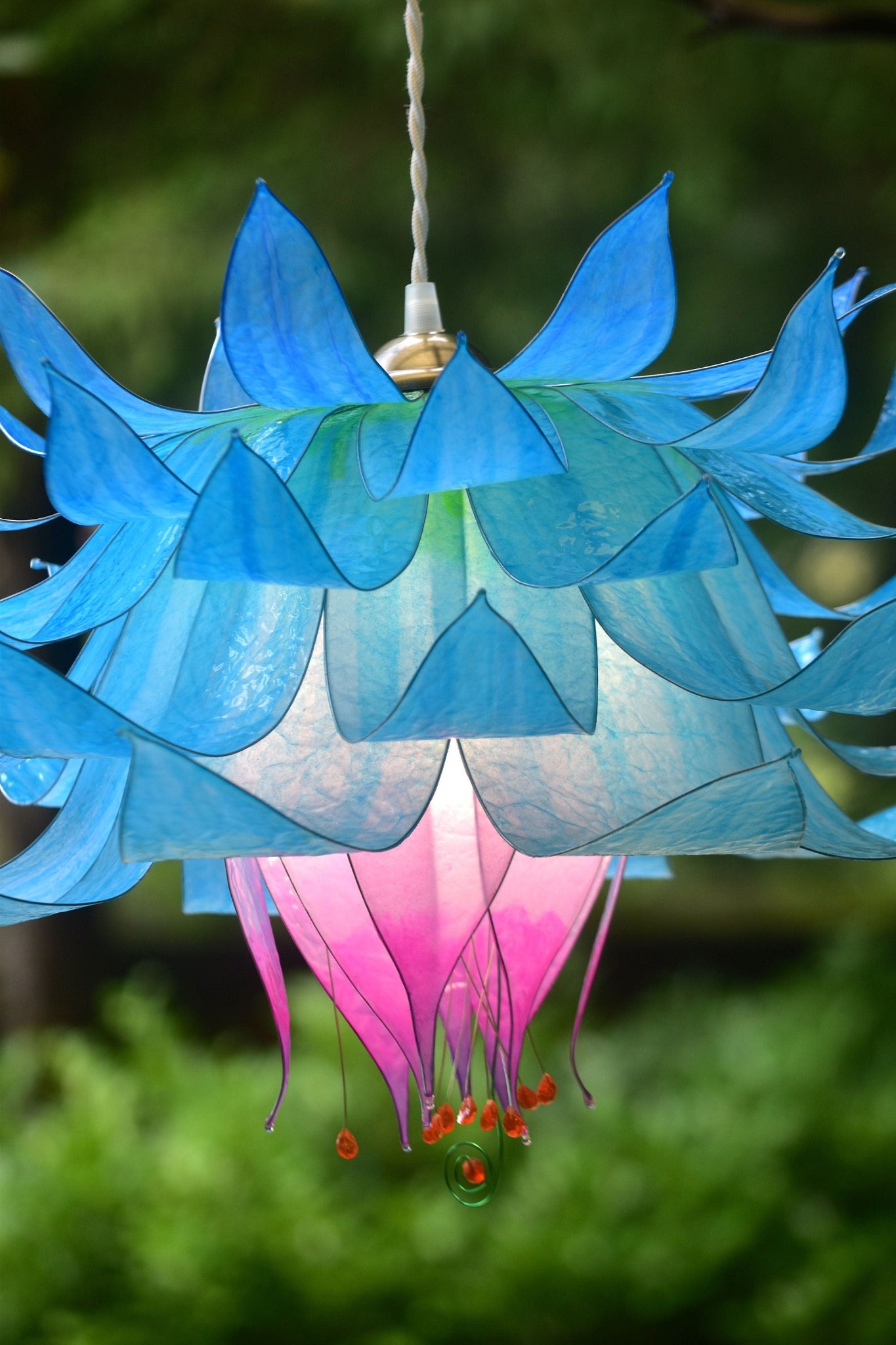 lampada a sospensione: fiore blu e rosa in resina pezzo unico fatto e dipinto a mano - Fiorediluce