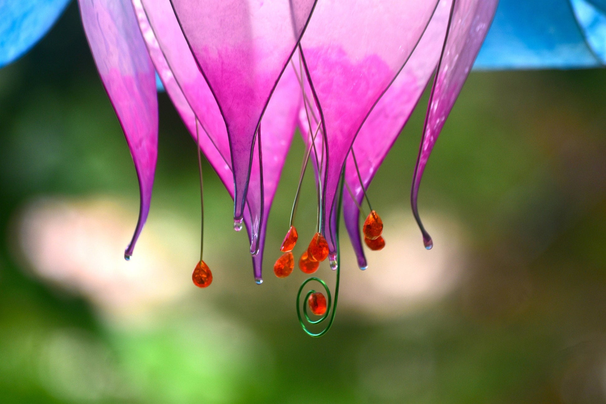lampada a sospensione: fiore blu e rosa in resina pezzo unico fatto e dipinto a mano - Fiorediluce