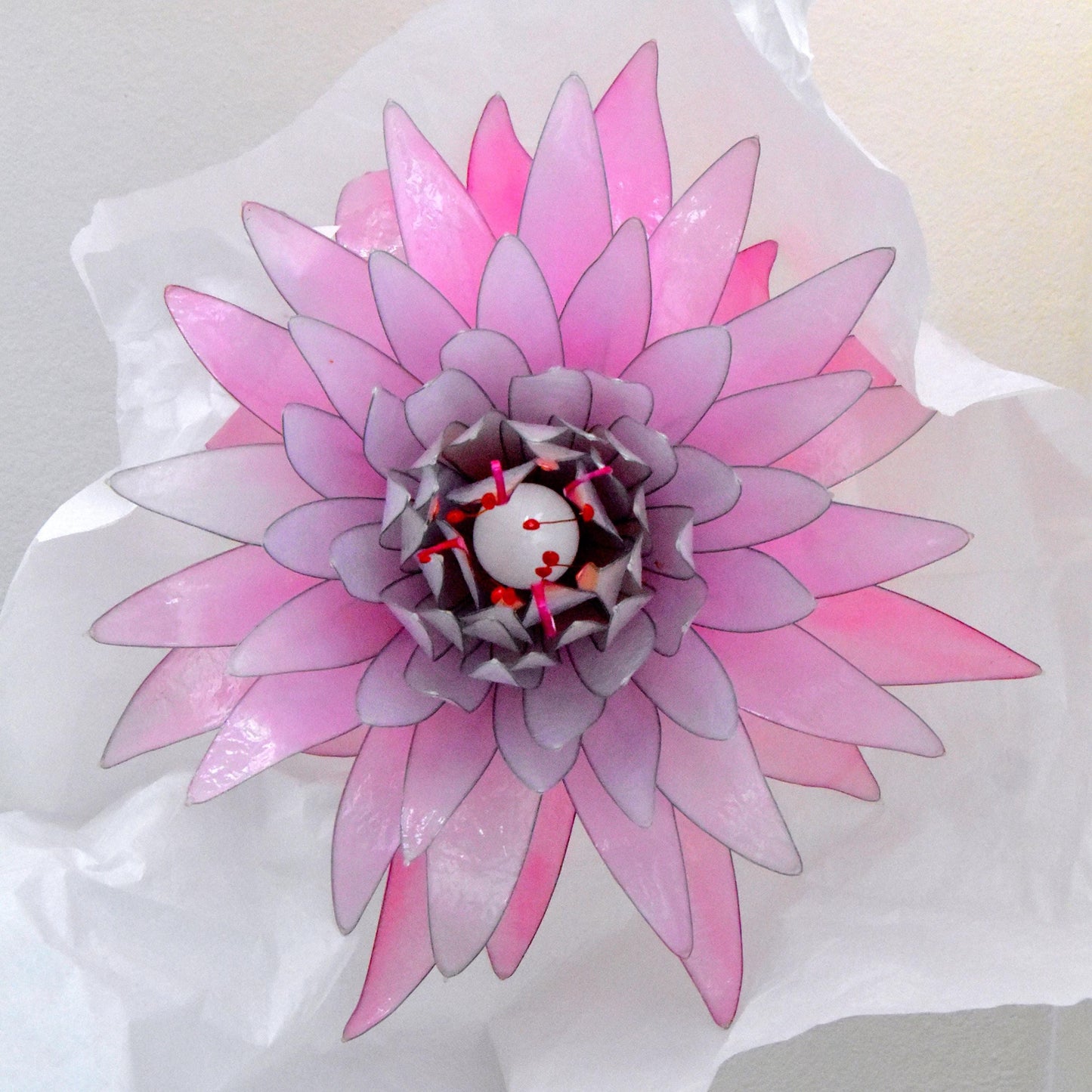 Lampada a sospensione a forma di fiore rosa tenue e bianco in resina - Fiorediluce