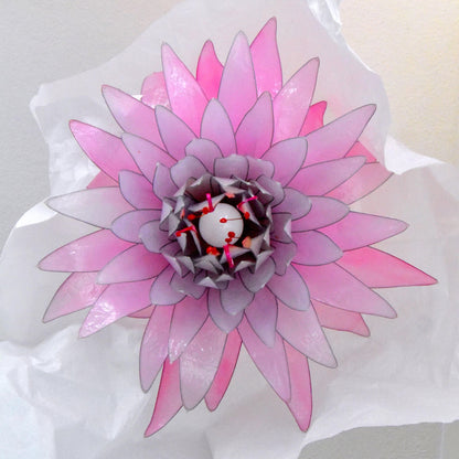 Lampada a sospensione a forma di fiore rosa tenue e bianco in resina - Fiorediluce