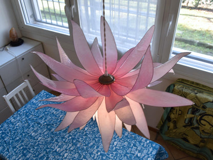 Lampada a sospensione a forma di fiore rosa tenue e bianco in resina - Fiorediluce