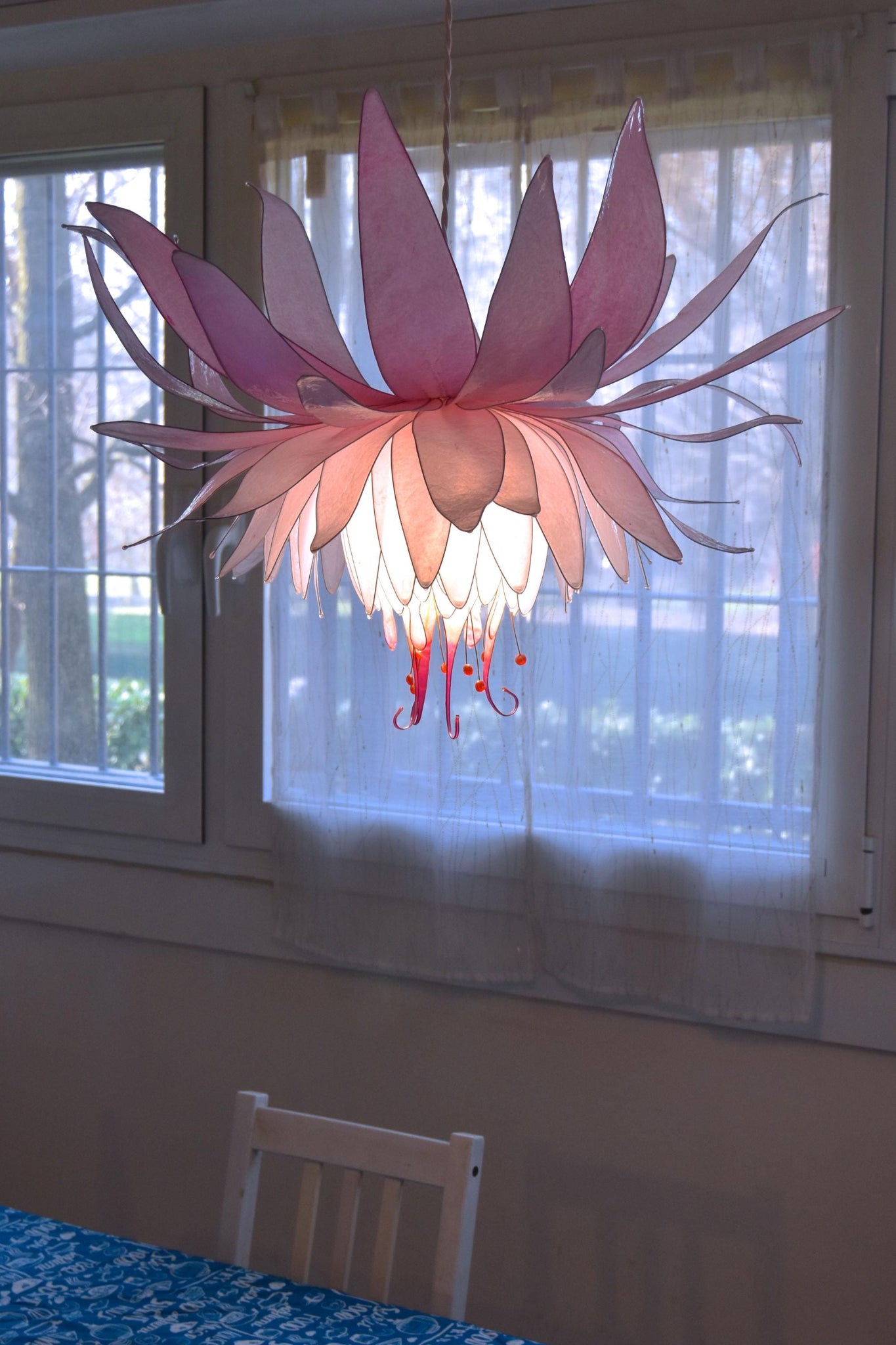 Lampada a sospensione a forma di fiore rosa tenue e bianco in resina - Fiorediluce