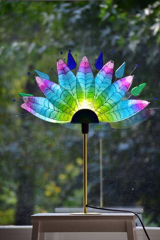 Lampada da tavolo fatta a mano con piume di pavone colorate su stelo dorato