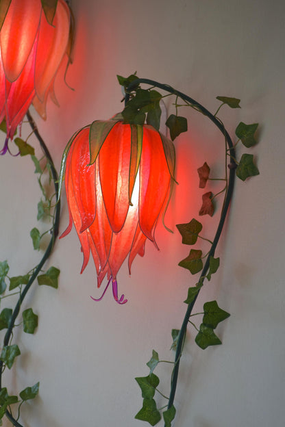 lampada da parete 3 fiori rampicanti arancioni in resina su ordinazione, pezzo unico fatto dipinto a mano - Fiorediluce